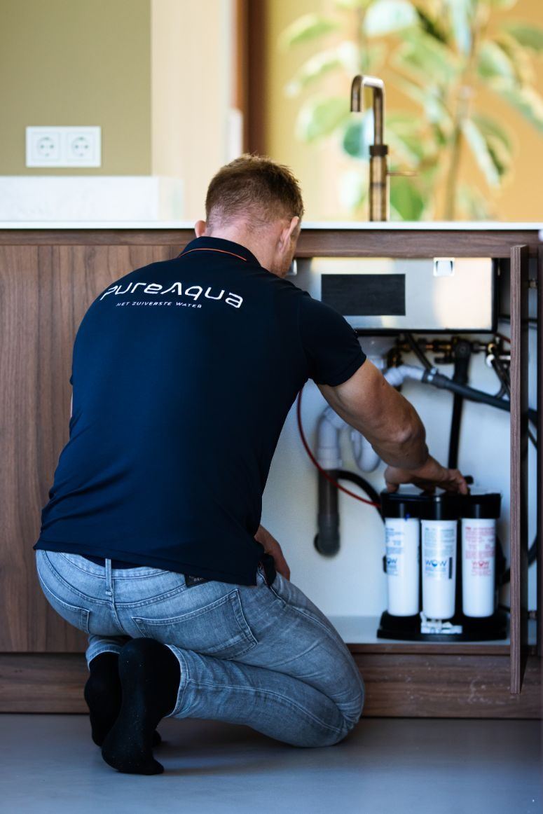PureAqua monteur installeert een watersysteem